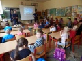 Dzielnicowi z Chojnowa na spotkaniu z dziećmi ze Szkoły Podstawowej w Okmianach