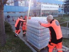 10 000 butelek wody już w legnickim szpitalu. Zobacz zdjęcia