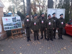 Strzelcy z Chojnowskiej Drużyny Strzeleckiej, jako wolontariusze na chojnowskim cmentarzu