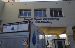 1200 butelek wody już w szpitalu w Bolesławcu. Dar chojnowian i lokalnych przedsiębiorców