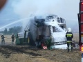 Pożar ścierniska i kombajnu w Starym Łomie [ZDJĘCIA]