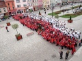 Wielka biało-czerwona flaga w centrum Chojnowa (video)