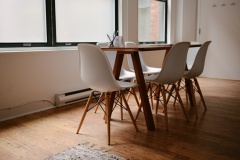 Idealne krzesła do jadalni – komfort czy elegancja?