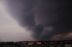 Uwaga silny wiatr. Orkan Feliks nadciąga nad Polskę